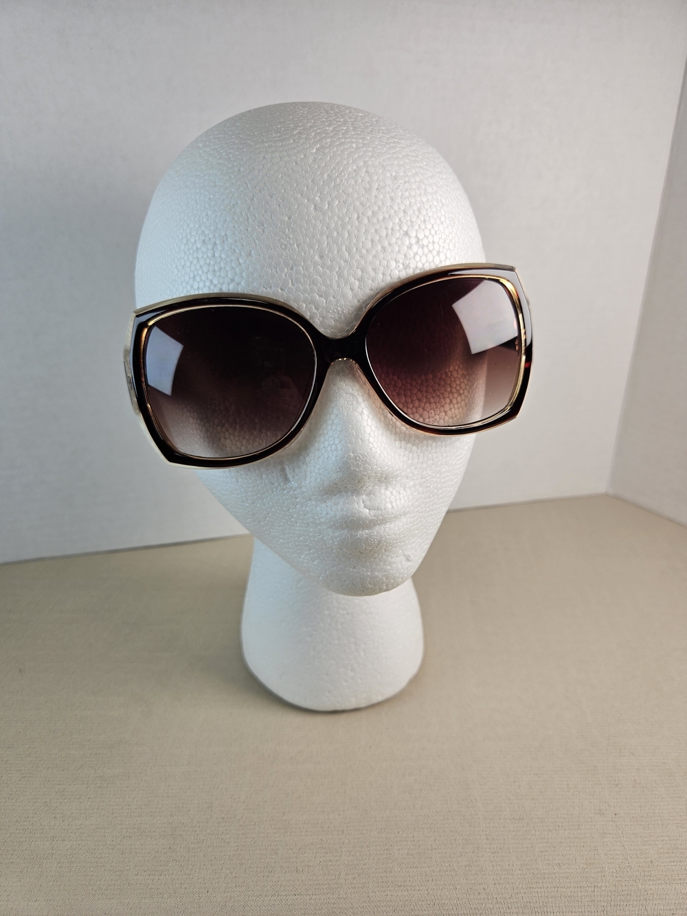 Jessica Simpson Oversized Tortoise Frame Sunglasses with Brown Gradient Lenses